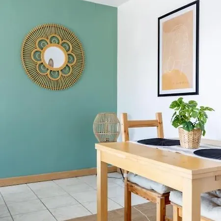 Beautiful With Terrace + Private Parking Apartment *