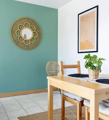 Beautiful With Terrace + Private Parking 아파트 *